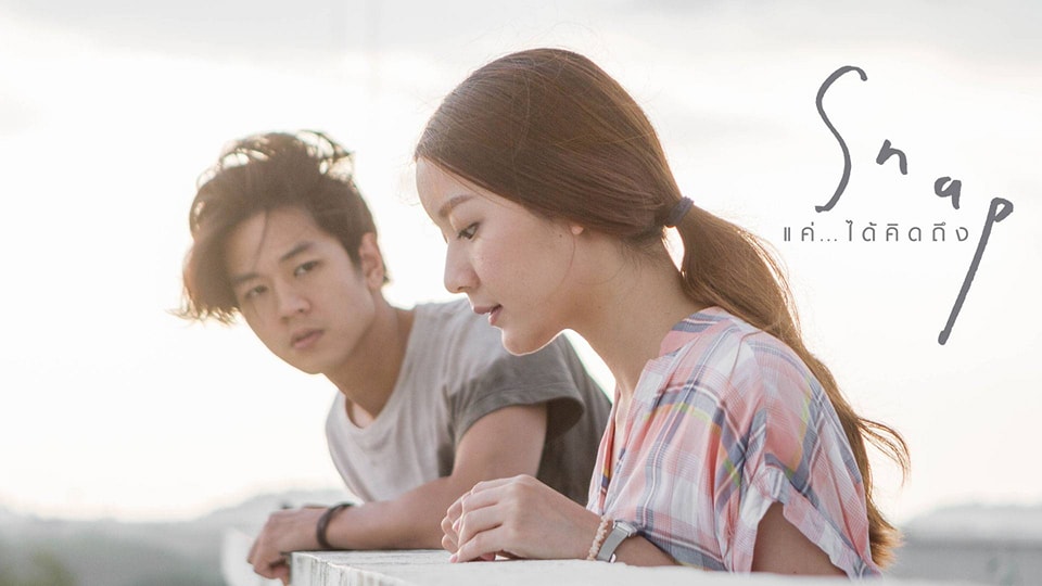 บทสนทนาแฝงการเมือง ชีวิตคนหลังรัฐประหาร ในหนังรักสีพาสเทล ‘Snap แค่…ได้คิดถึง’